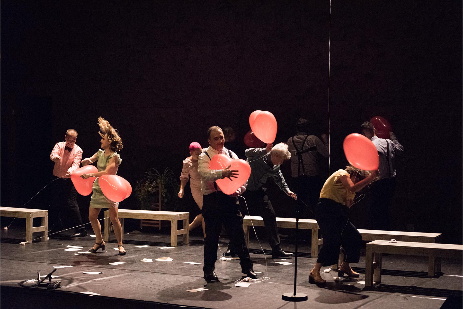 Balloons con historia en un escenario teatral, grupo de personas haciendo una actuación creativa, evento artístico con ambiente íntimo y teatral, concepto de diversión y expresión artística, espectáculo en vivo, Andrea Jimenez.