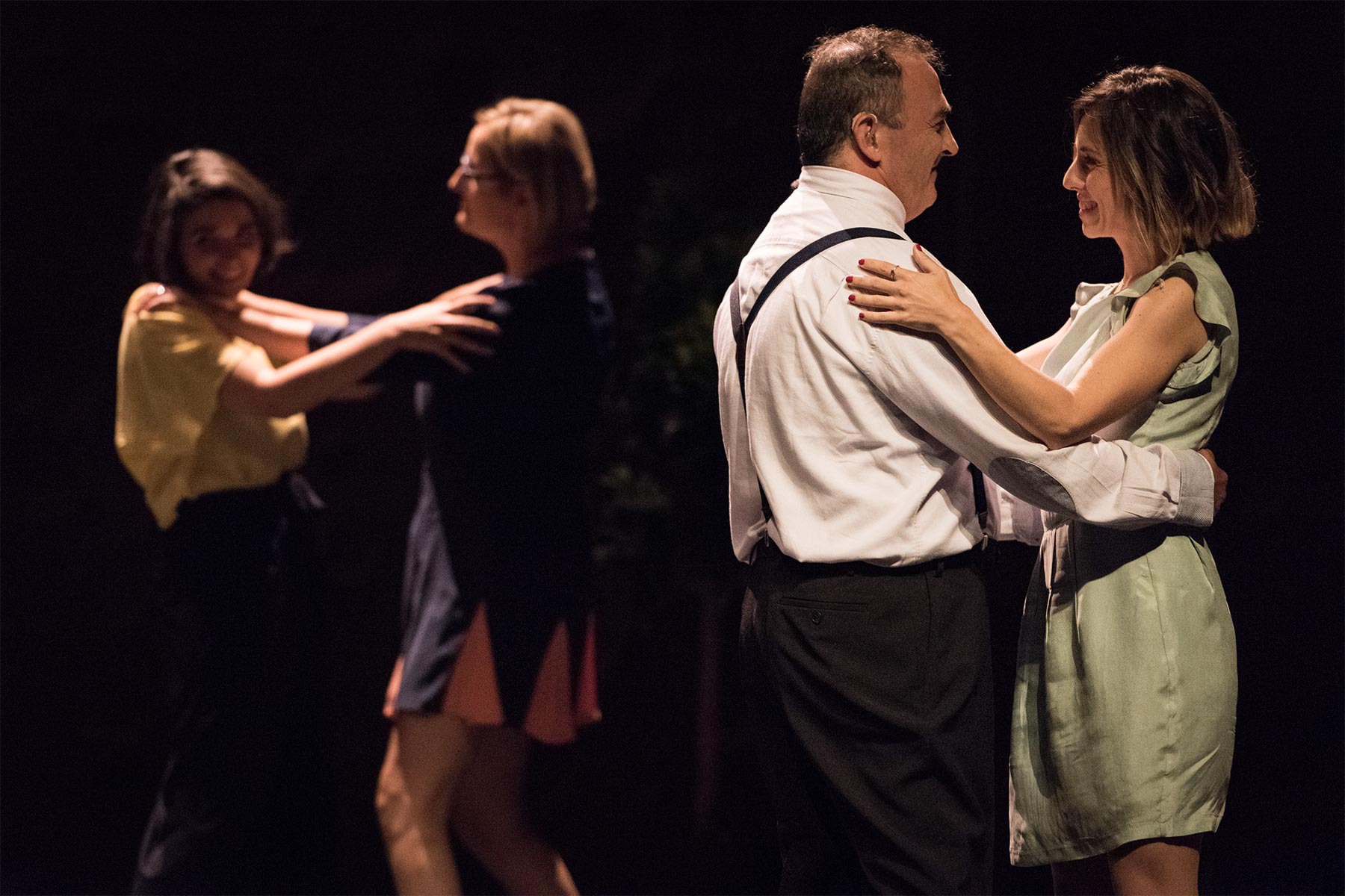 Bailarines pareja en escena de teatro romántico en la noche, expresión de amor, emoción, danza moderna, escenario oscuro, dramatismo, simbolismo amoroso, artística, performance teatral, emoción intensa, creativa.