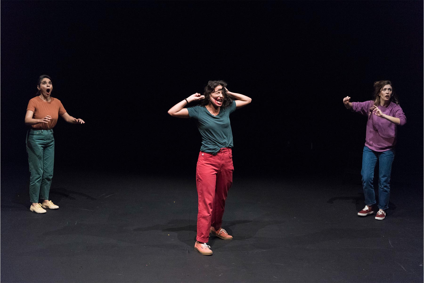 Güera de mujeres haciendo teatro en escena con fondo negro, expresión de sorpresa y drama, talento en artes escénicas, interpretación teatral, talento artístico, teatro contemporáneo, actuación femenina en vivo.