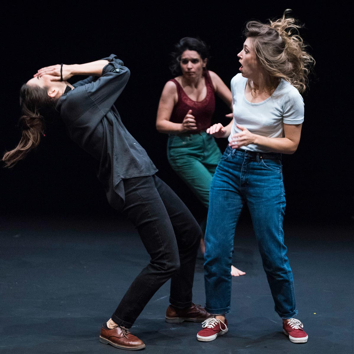 Mujeres actuando en escena, teatro dramático, actuación expresiva, interpretación teatral, mujeres en escena, emociones intensas, comedia o drama en vivo.