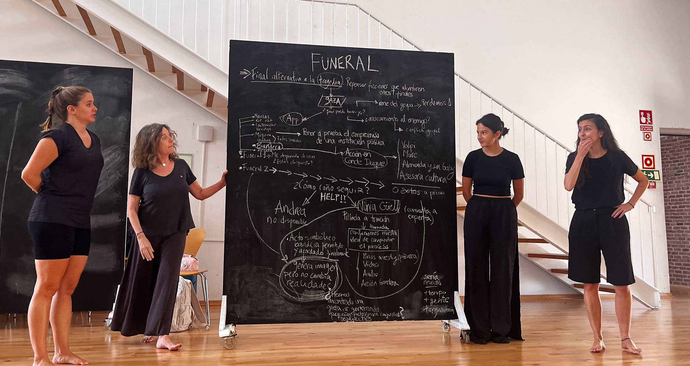 Innovadora mujer coach en formación en un taller de desarrollo personal y crecimiento profesional en un entorno de aprendizaje colaborativo.