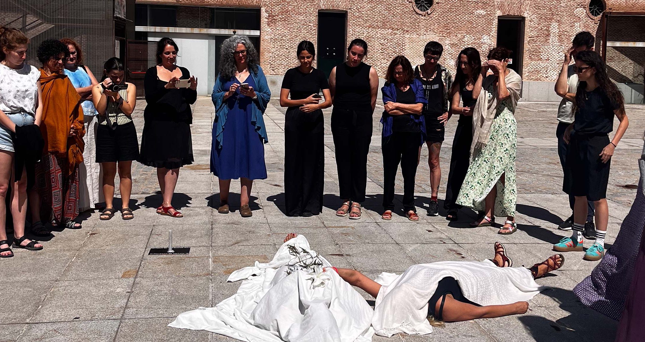 Infantil, arte, teatro, cultura, evento, grupo de personas, escenario, performance, calle, callejón, arte urbano, interacción, expresión artística, comunidad, público, creatividad, fotografía, eventos culturales, artistas, participación, movimiento social, dinamismo, espectáculos urbanos, arte contemporáneo, actrices, actores, performance callejero.