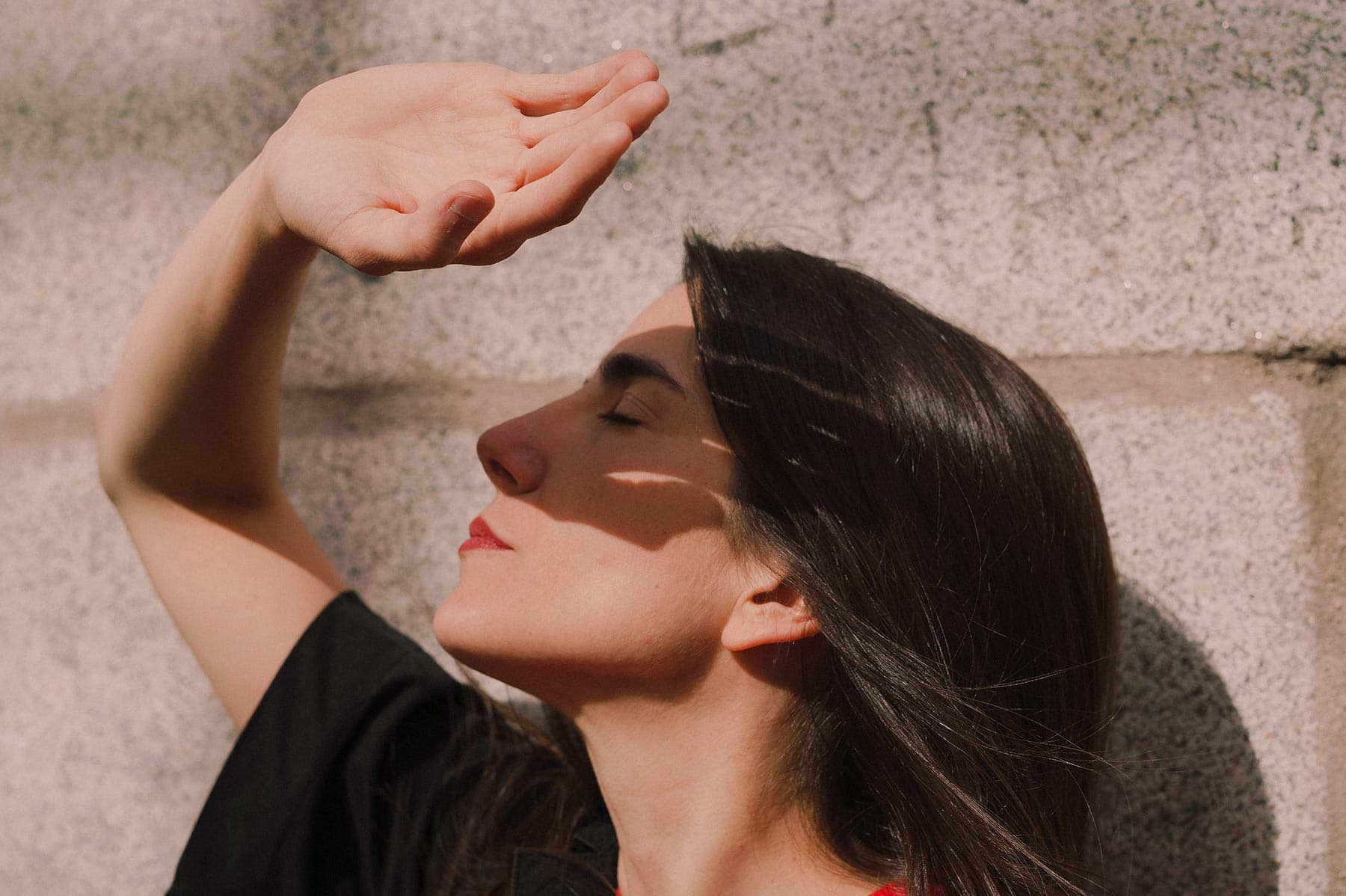 Sueño en la playa, mujer con cabello oscuro al sol, relajación, bienestar, belleza natural, estilo de vida saludable, modelo en apariencia serena, fotografía artística, invierno, verano, moda, tendencia.