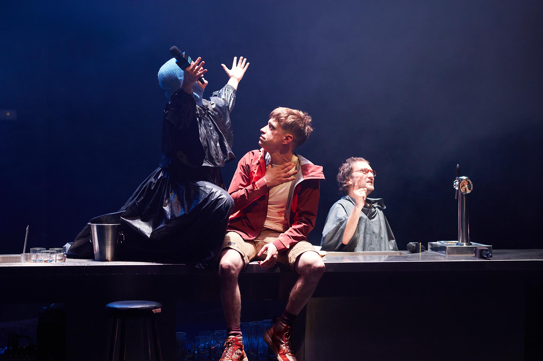 Joven actriz actuando en teatro sobre escenario con iluminación dramática, expresión emocional y participación en obra teatral, destacando talento y presencia escénica.