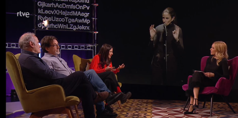 Innovadora mesa redonda de debate televisivo con expertos y moderadora en un estudio de televisión profesional.