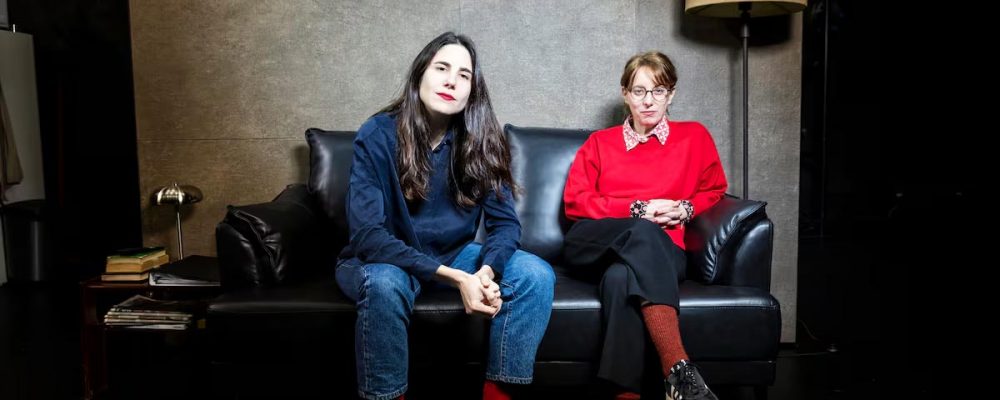 Andrea Jimenez en una sesión de entrevista en un entorno moderno y elegante, mostrando su personalidad creativa y profesional en el ámbito de la comunicación y el desarrollo personal.